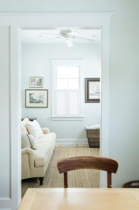 Charming Cottage near downtown Southport