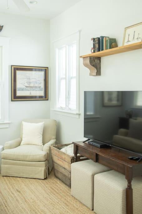Charming Cottage near downtown Southport