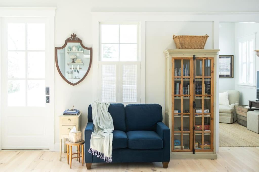 Charming Cottage near downtown Southport