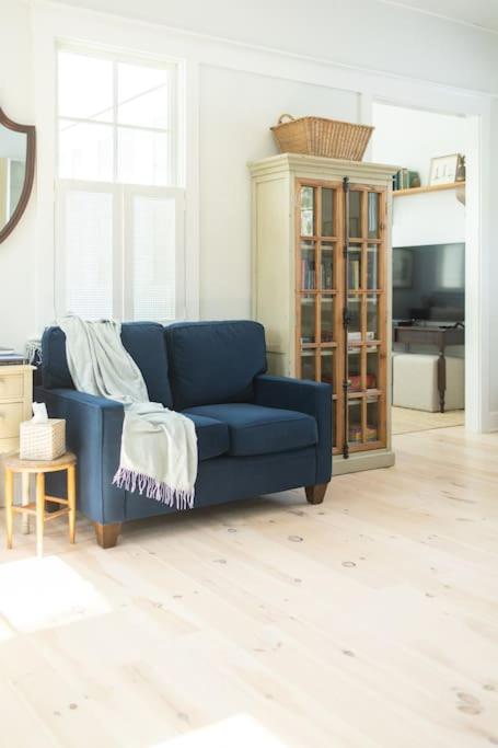 Charming Cottage near downtown Southport