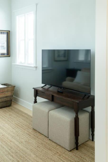 Charming Cottage near downtown Southport