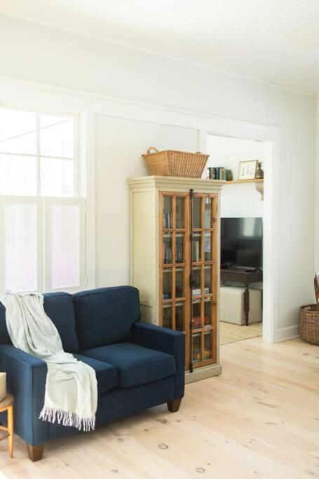 Charming Cottage near downtown Southport