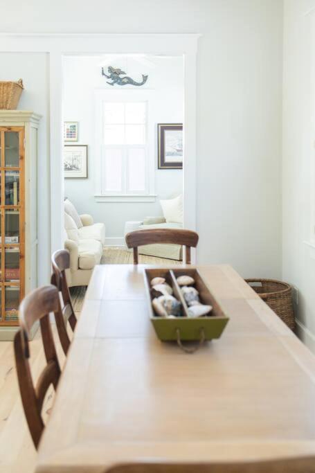 Charming Cottage near downtown Southport