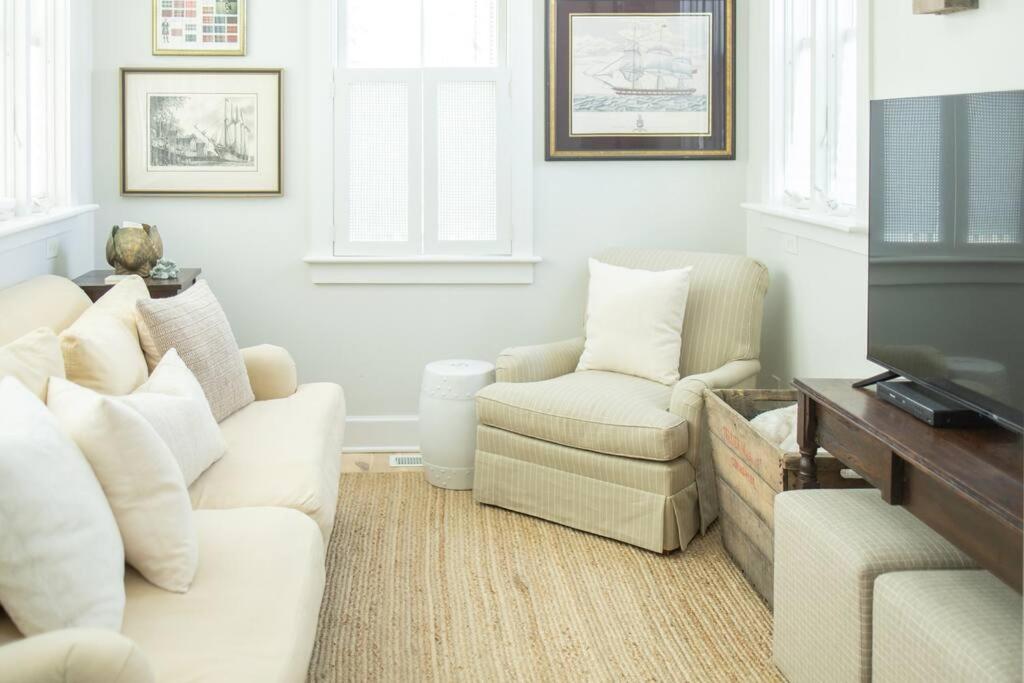 Charming Cottage near downtown Southport