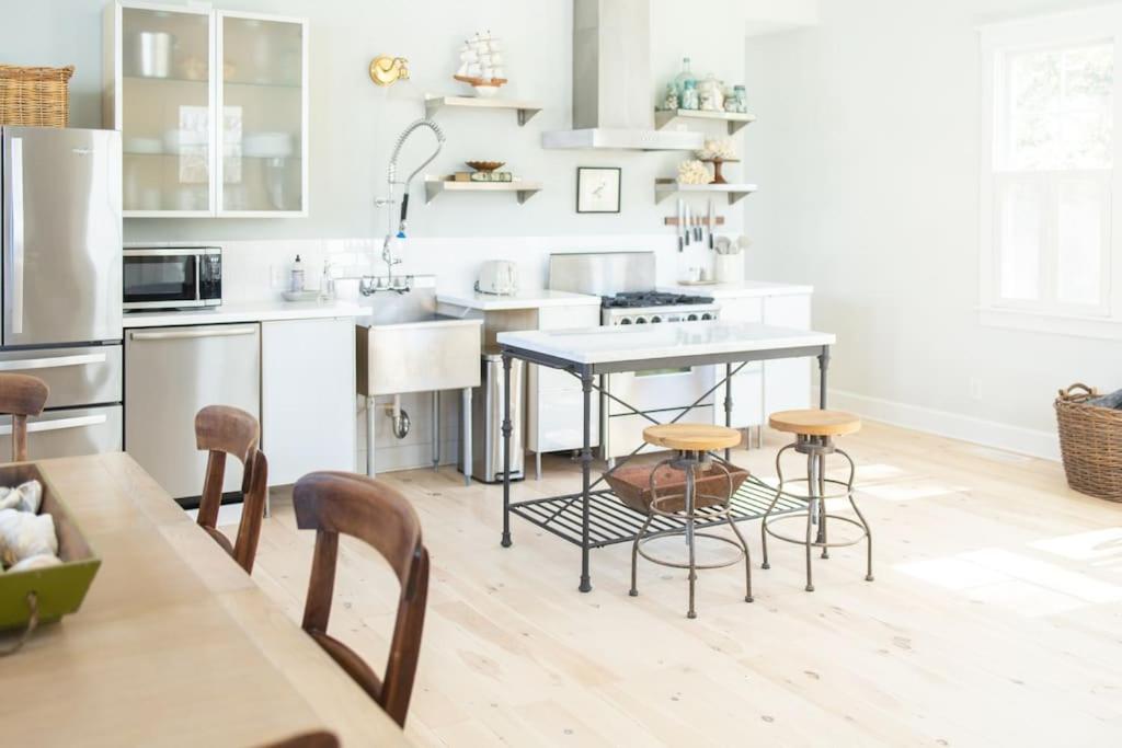 Charming Cottage near downtown Southport