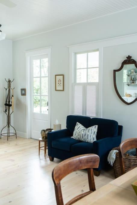 Charming Cottage near downtown Southport
