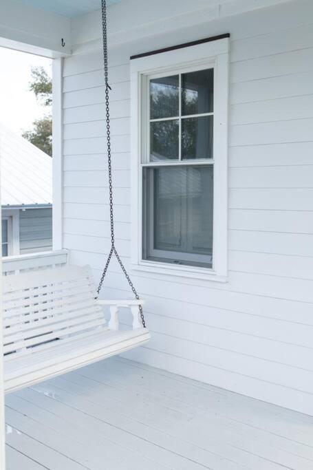 Charming Cottage near downtown Southport