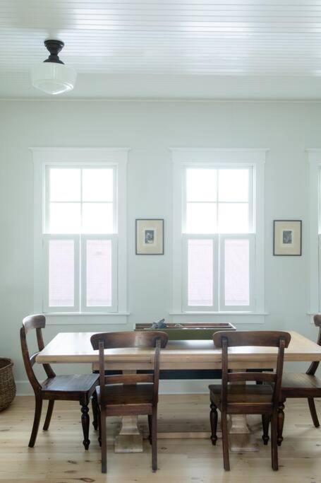 Charming Cottage near downtown Southport
