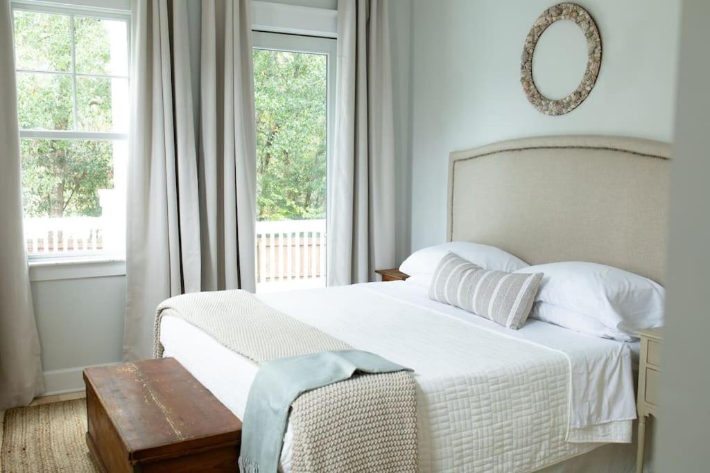 Charming Cottage near downtown Southport