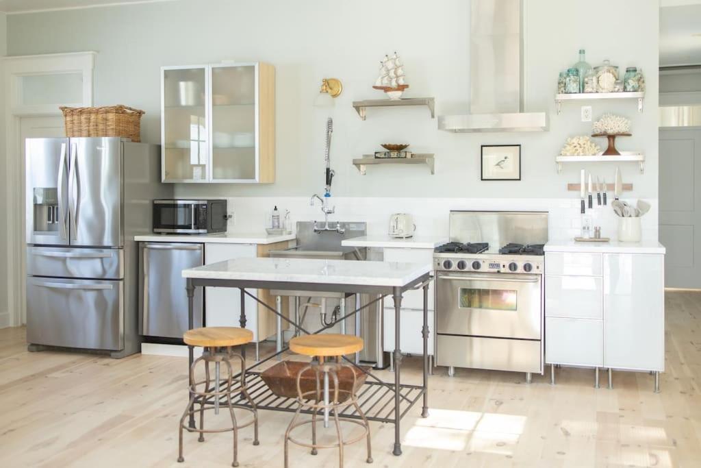 Charming Cottage near downtown Southport