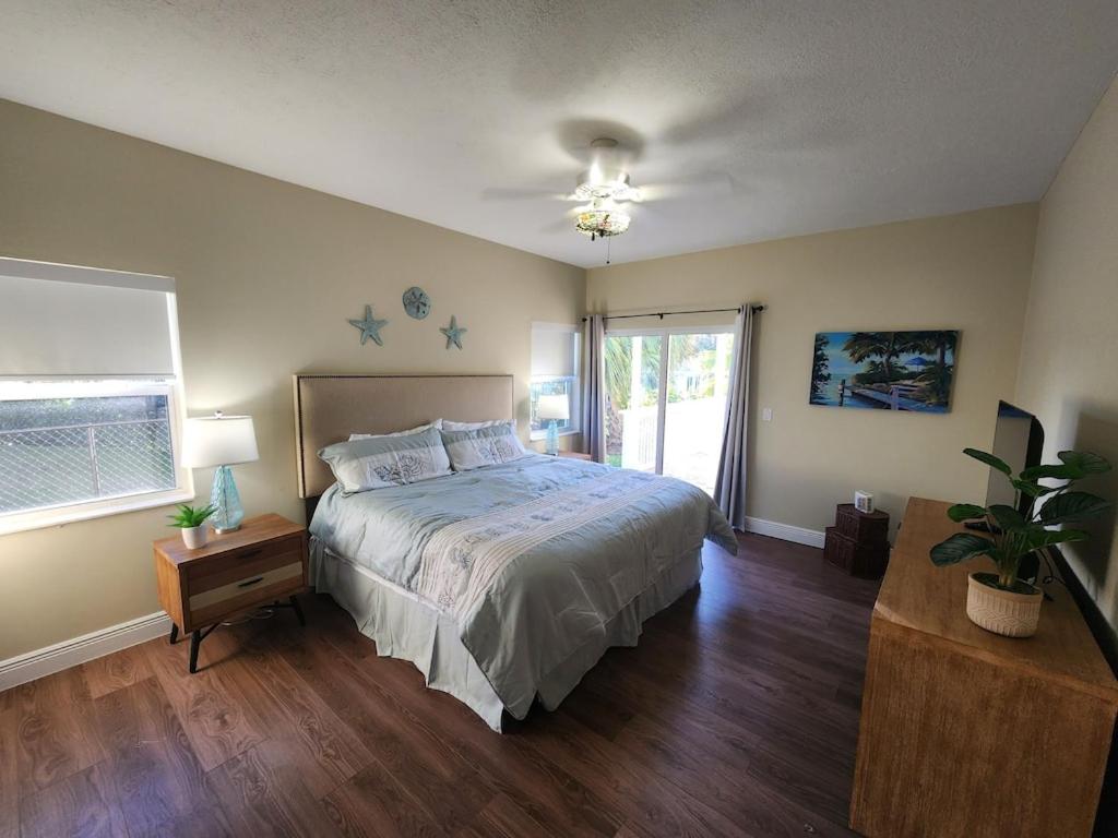 Renovated Spacious Beach House-Steps from the Beach!