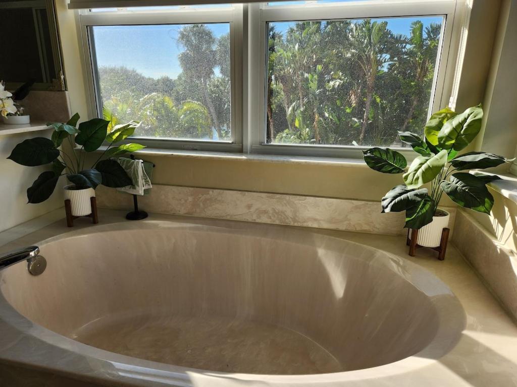 Renovated Spacious Beach House-Steps from the Beach!