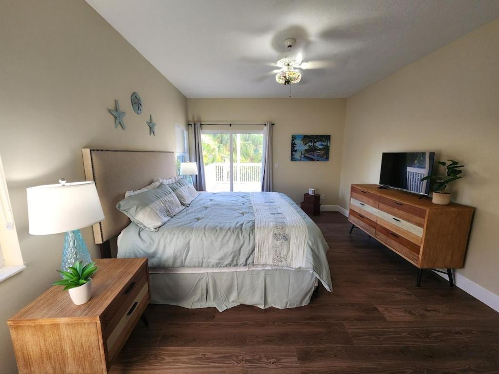 Renovated Spacious Beach House-Steps from the Beach!