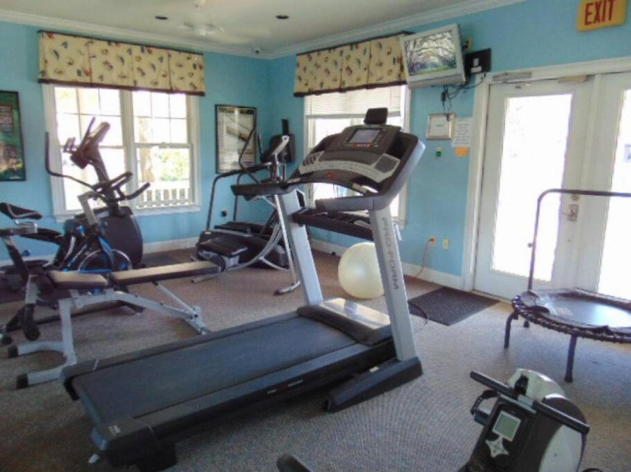 Q4 Professionally decorated upstairs beautiful soothing colors close to back pool view 4