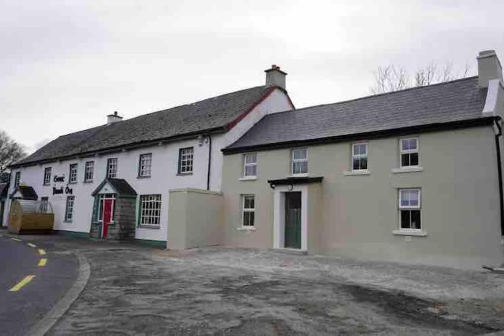 Stunning riverside cottage in central location view 3