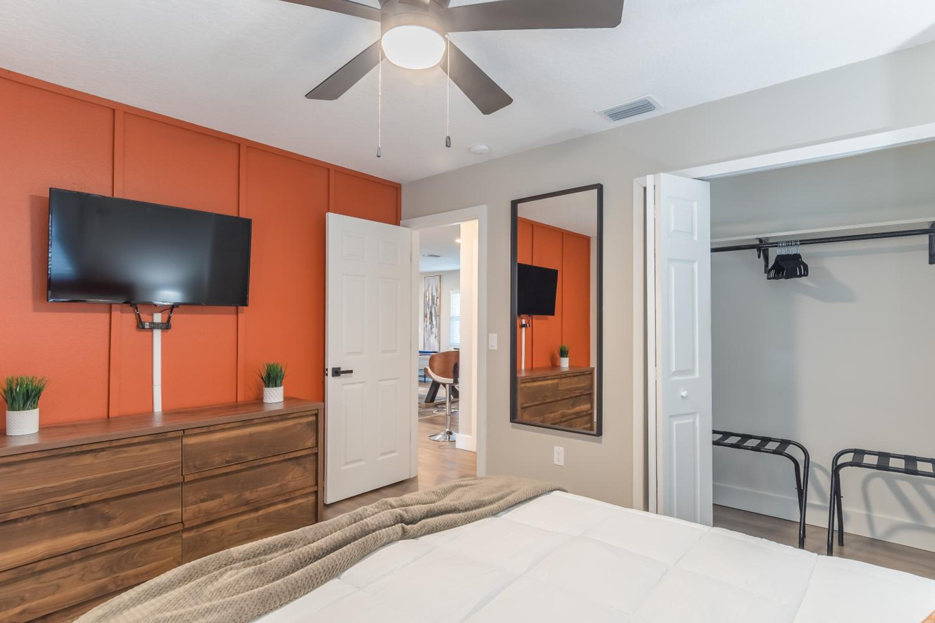 Lake House Retreat Near Downtown, Disney, Universal Studios and Airport