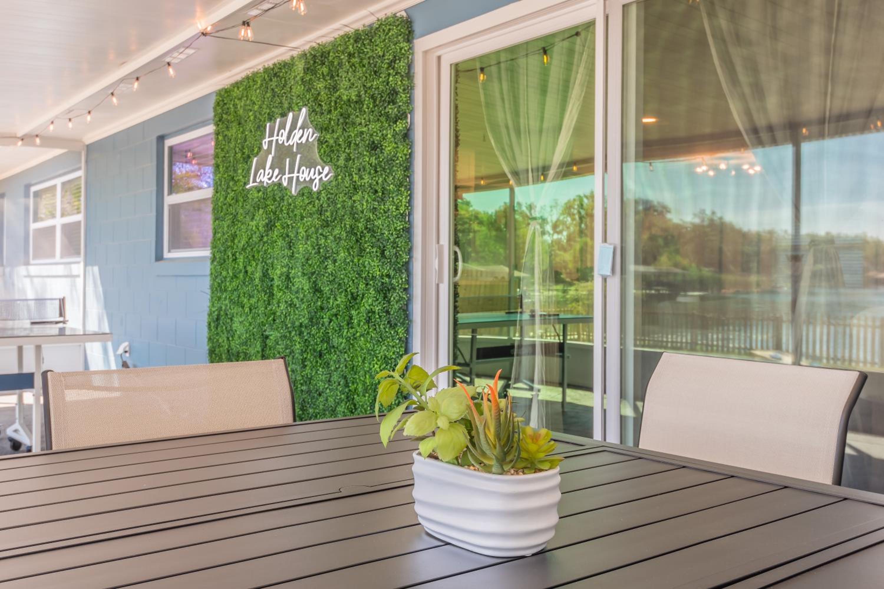 Lake House Retreat Near Downtown, Disney, Universal Studios and Airport