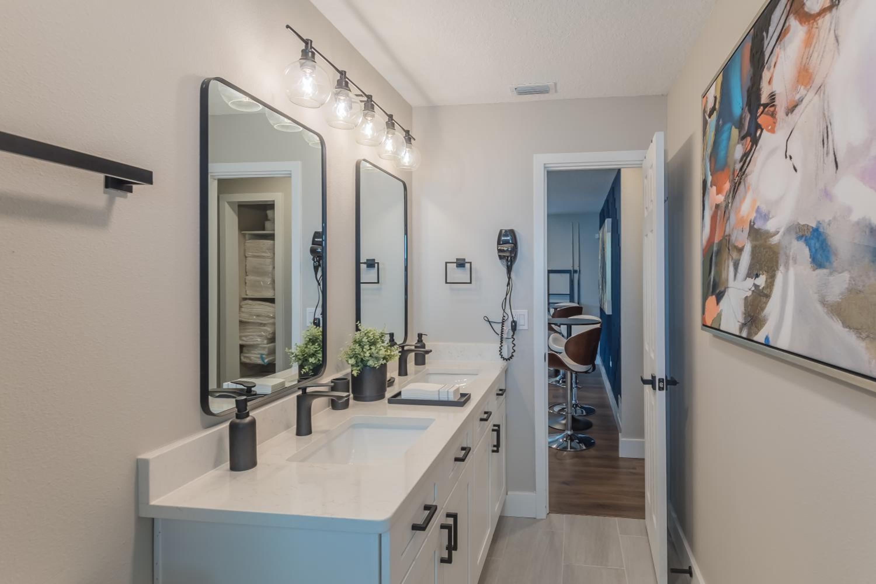 Lake House Retreat Near Downtown, Disney, Universal Studios and Airport