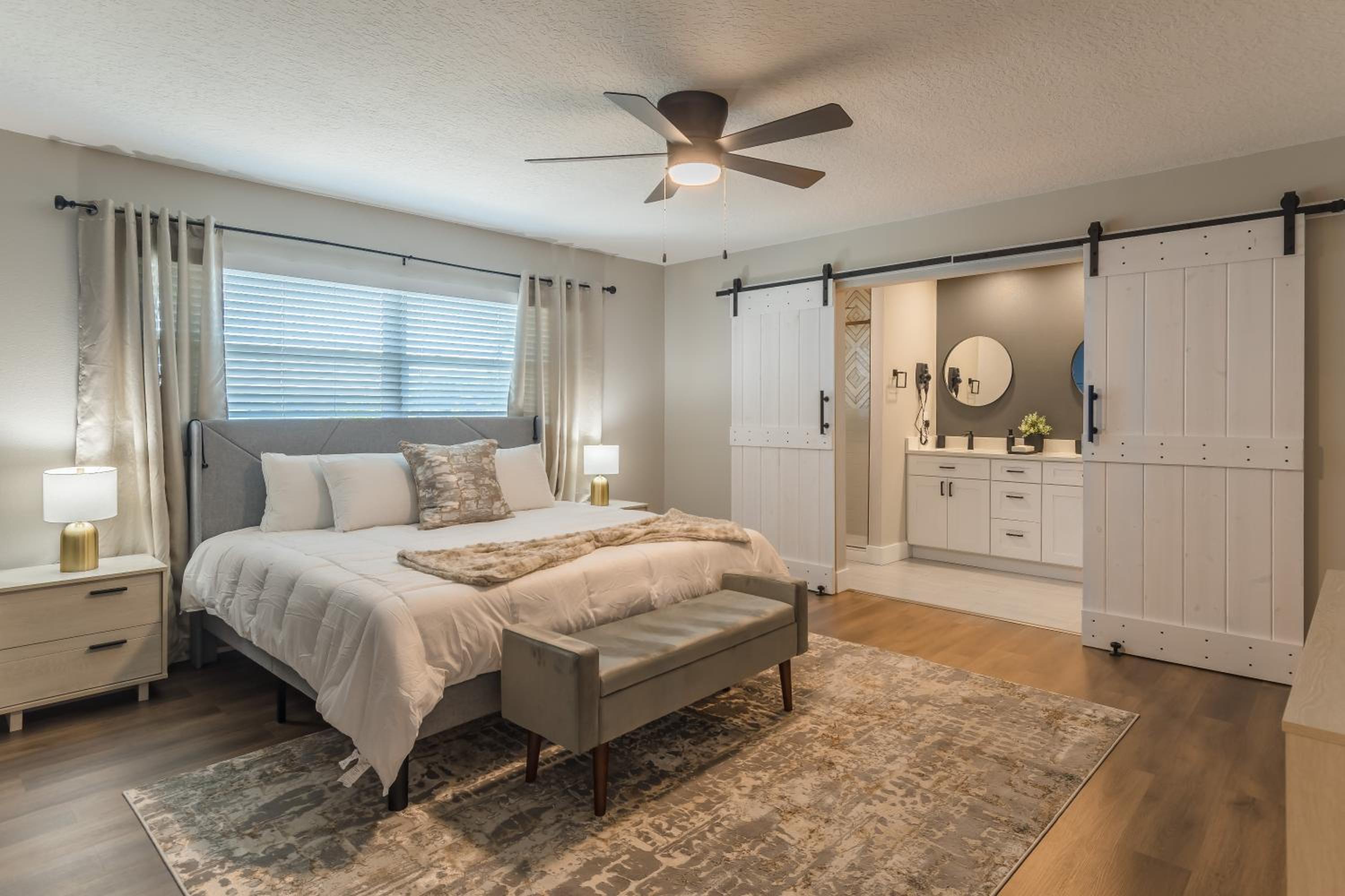 Lake House Retreat Near Downtown, Disney, Universal Studios and Airport
