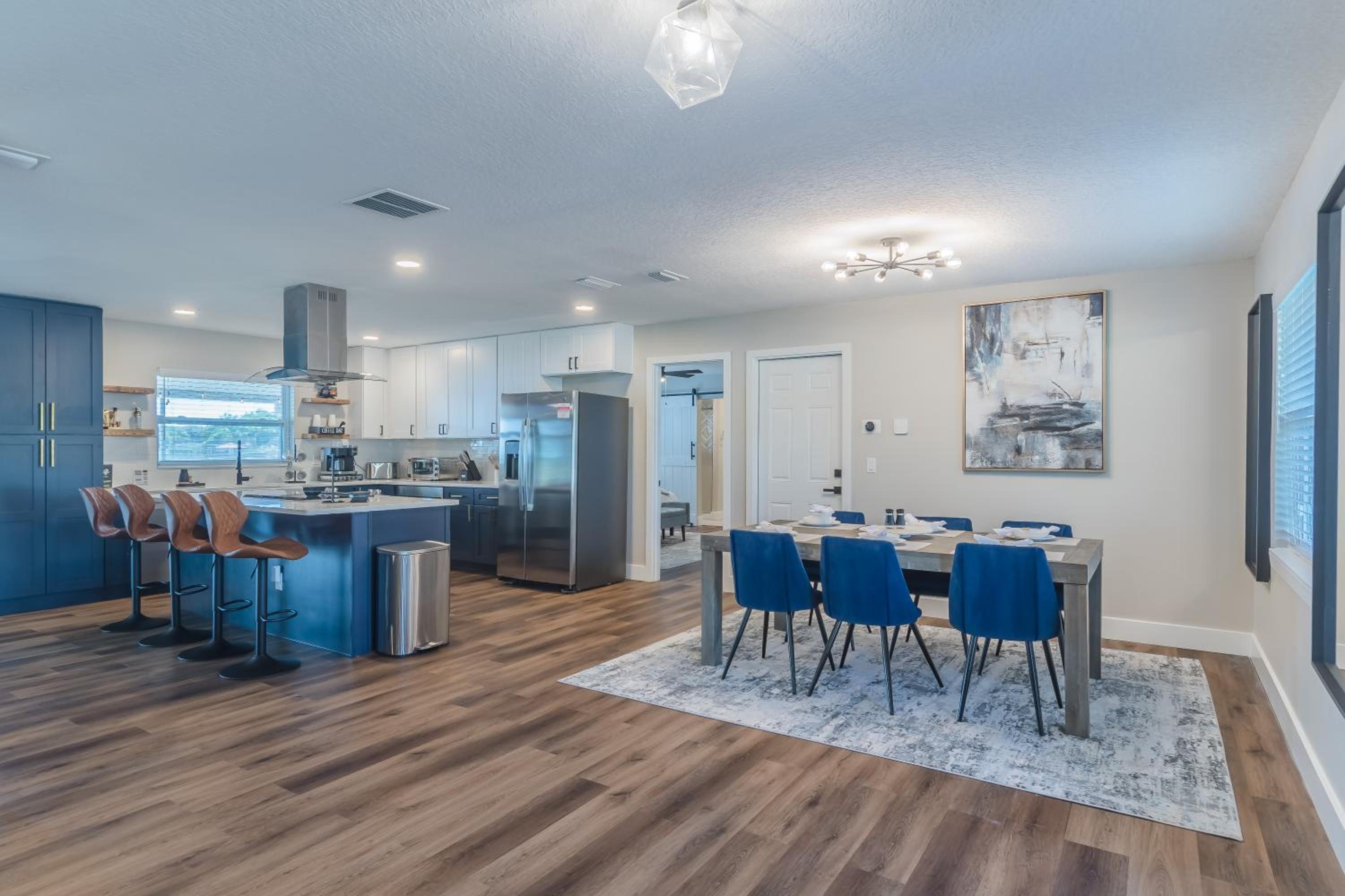 Lake House Retreat Near Downtown, Disney, Universal Studios and Airport