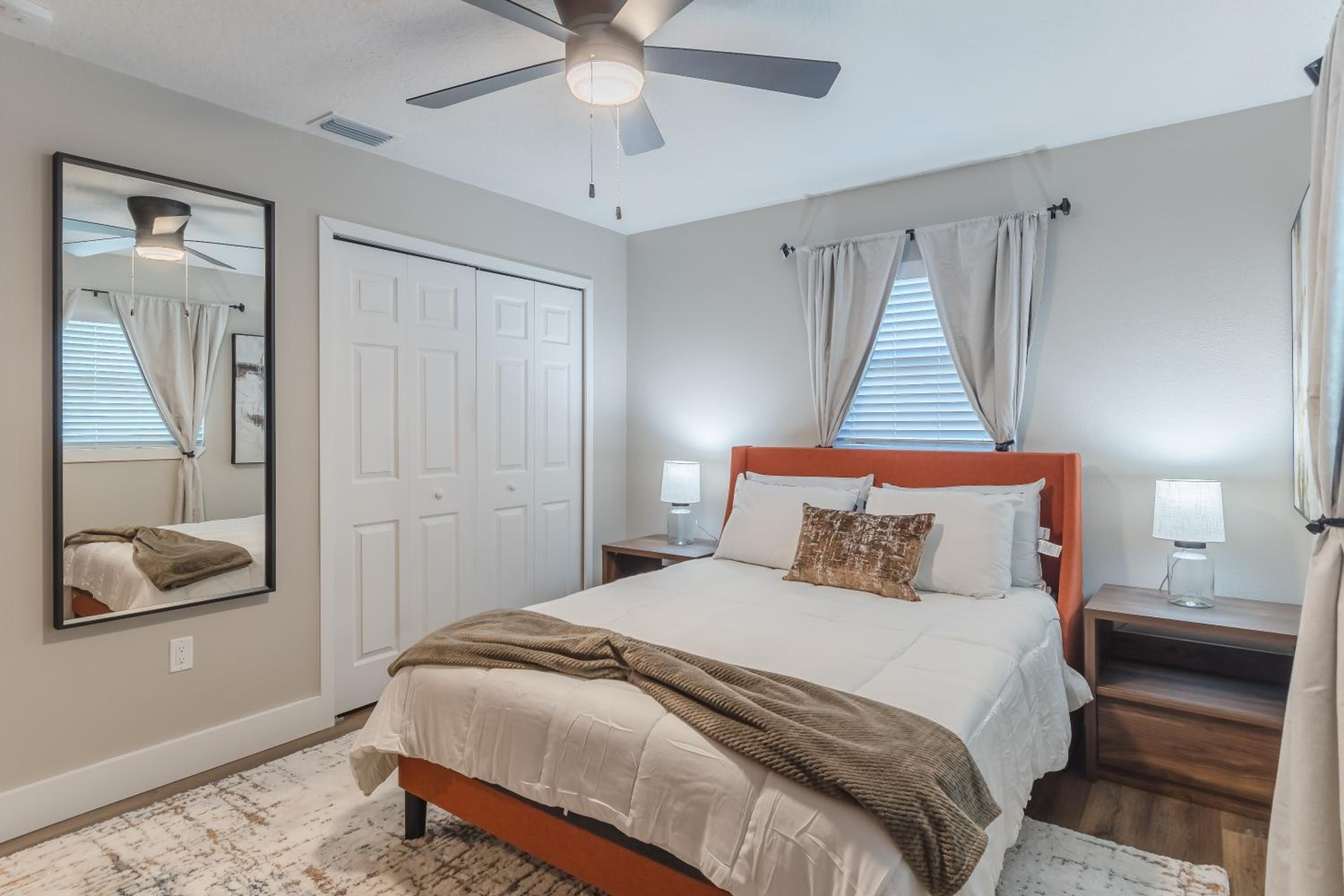 Lake House Retreat Near Downtown, Disney, Universal Studios and Airport