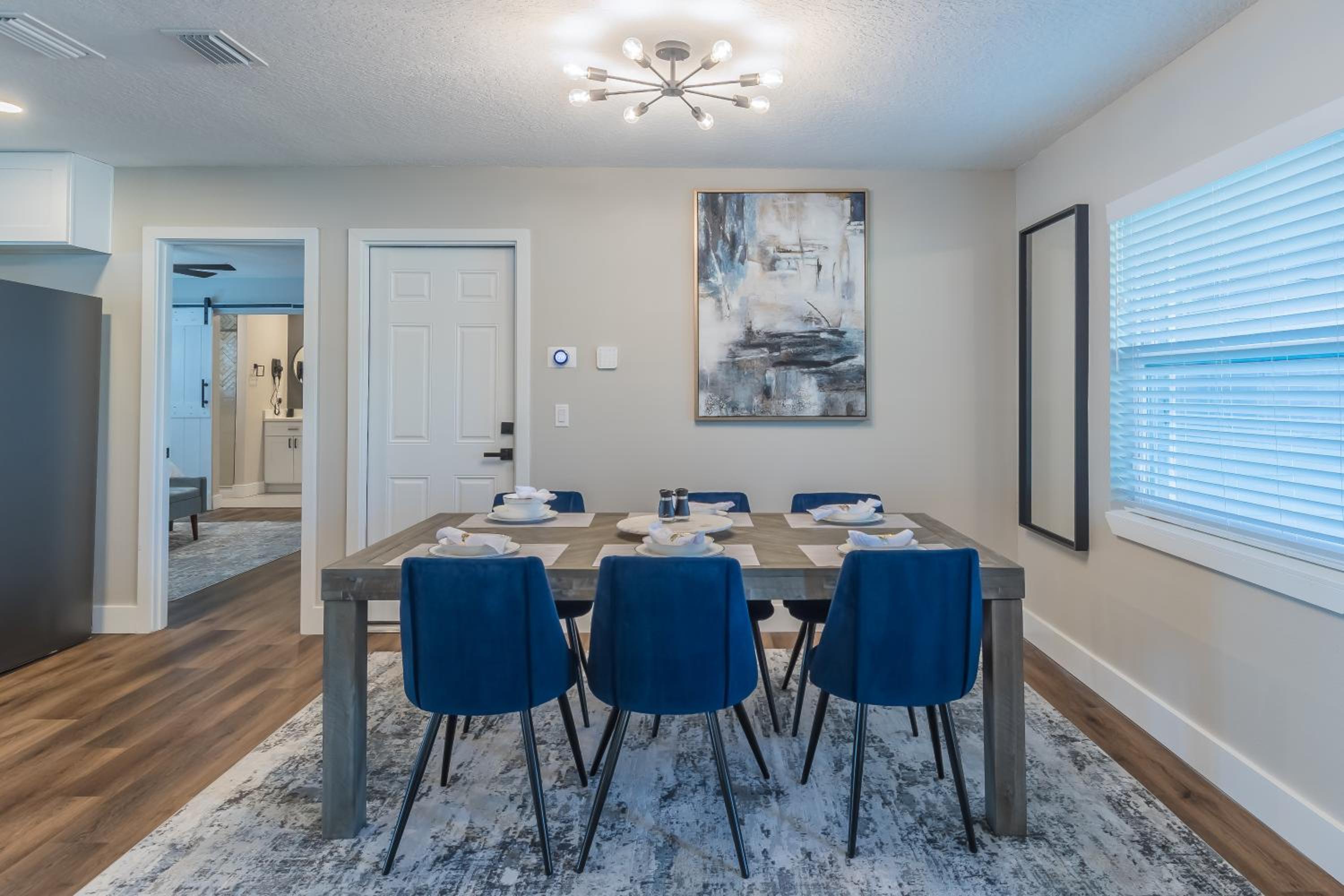 Lake House Retreat Near Downtown, Disney, Universal Studios and Airport