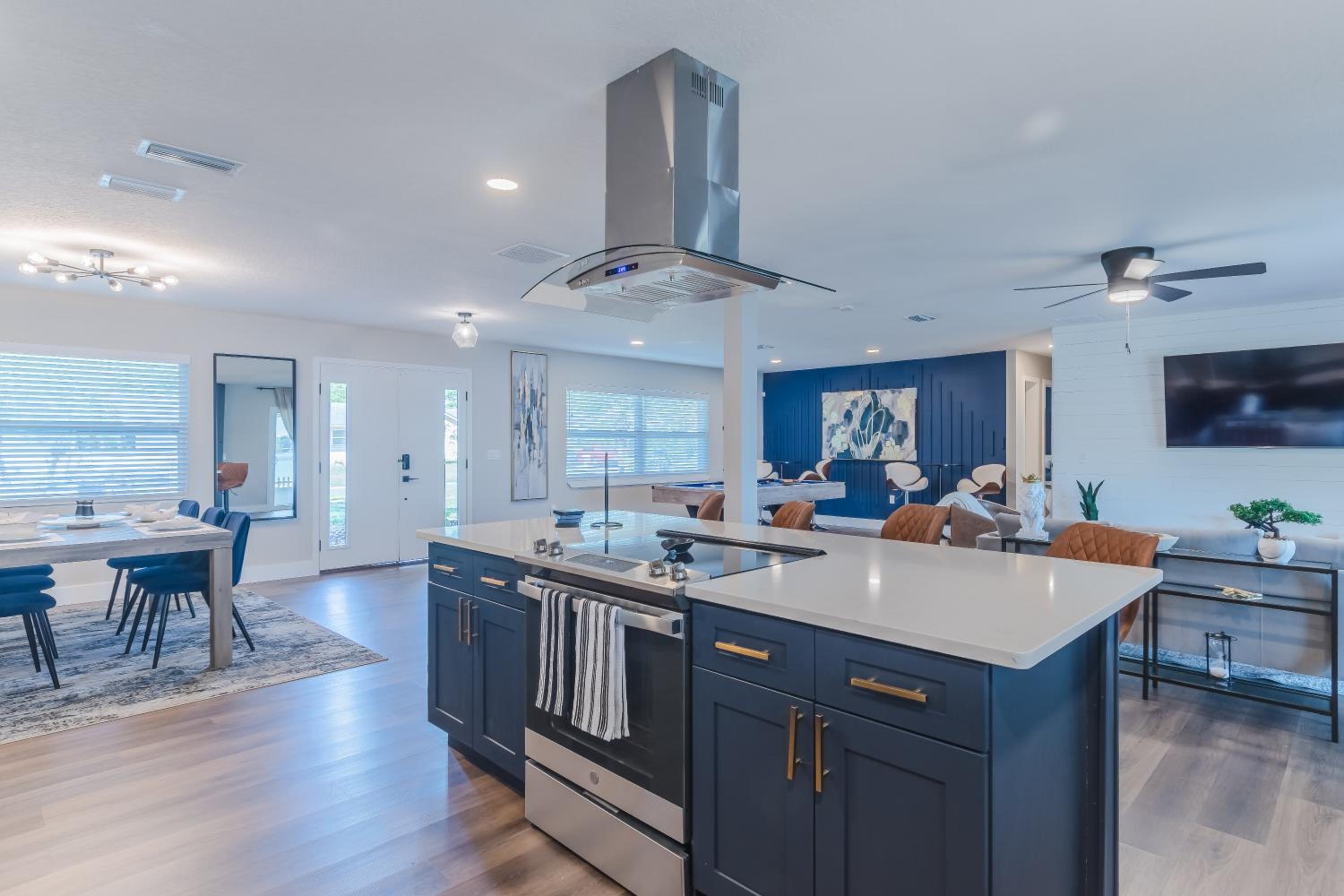 Lake House Retreat Near Downtown, Disney, Universal Studios and Airport
