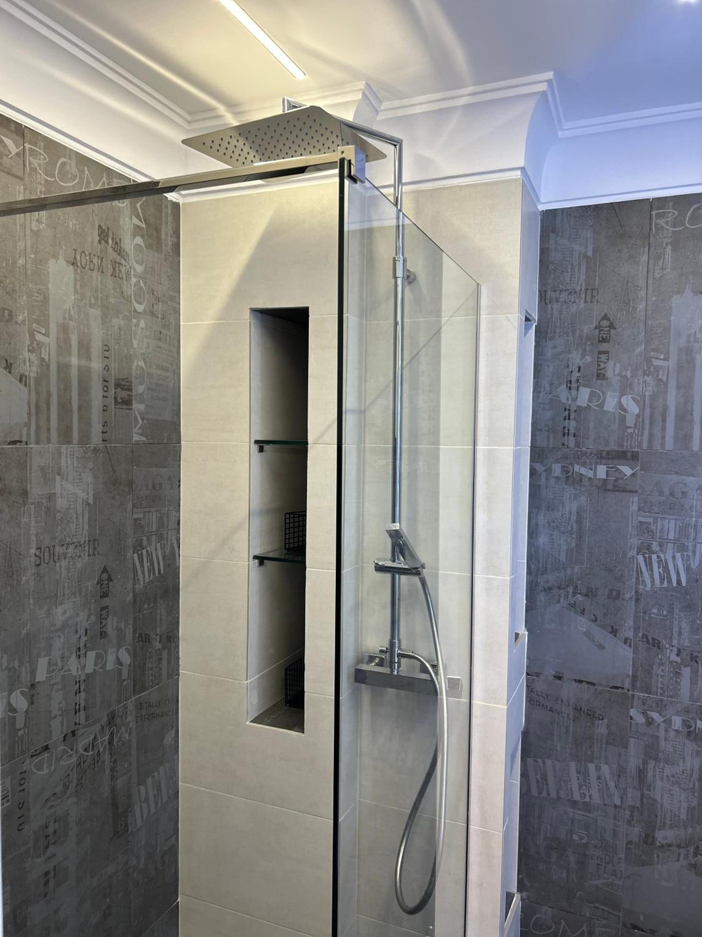 Maia Grand Studio Bucharest en Bucharest — bathroom