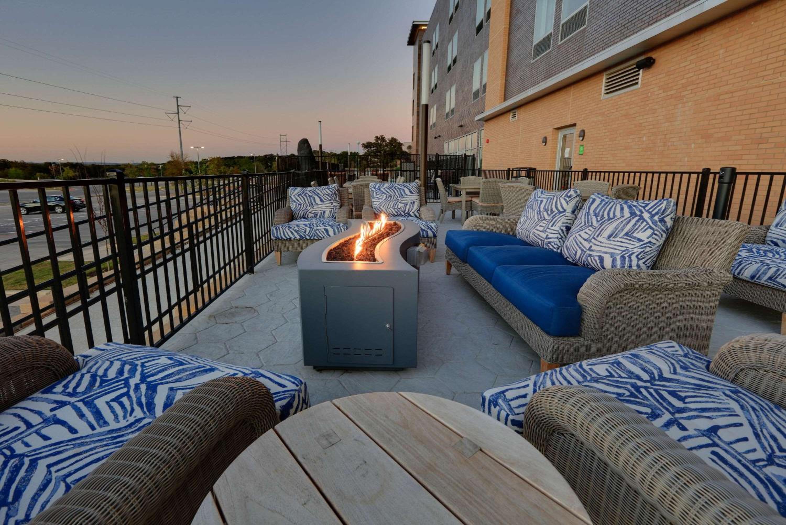 La Quinta Inn Suites by Wyndham Lakeway - Property Image 34