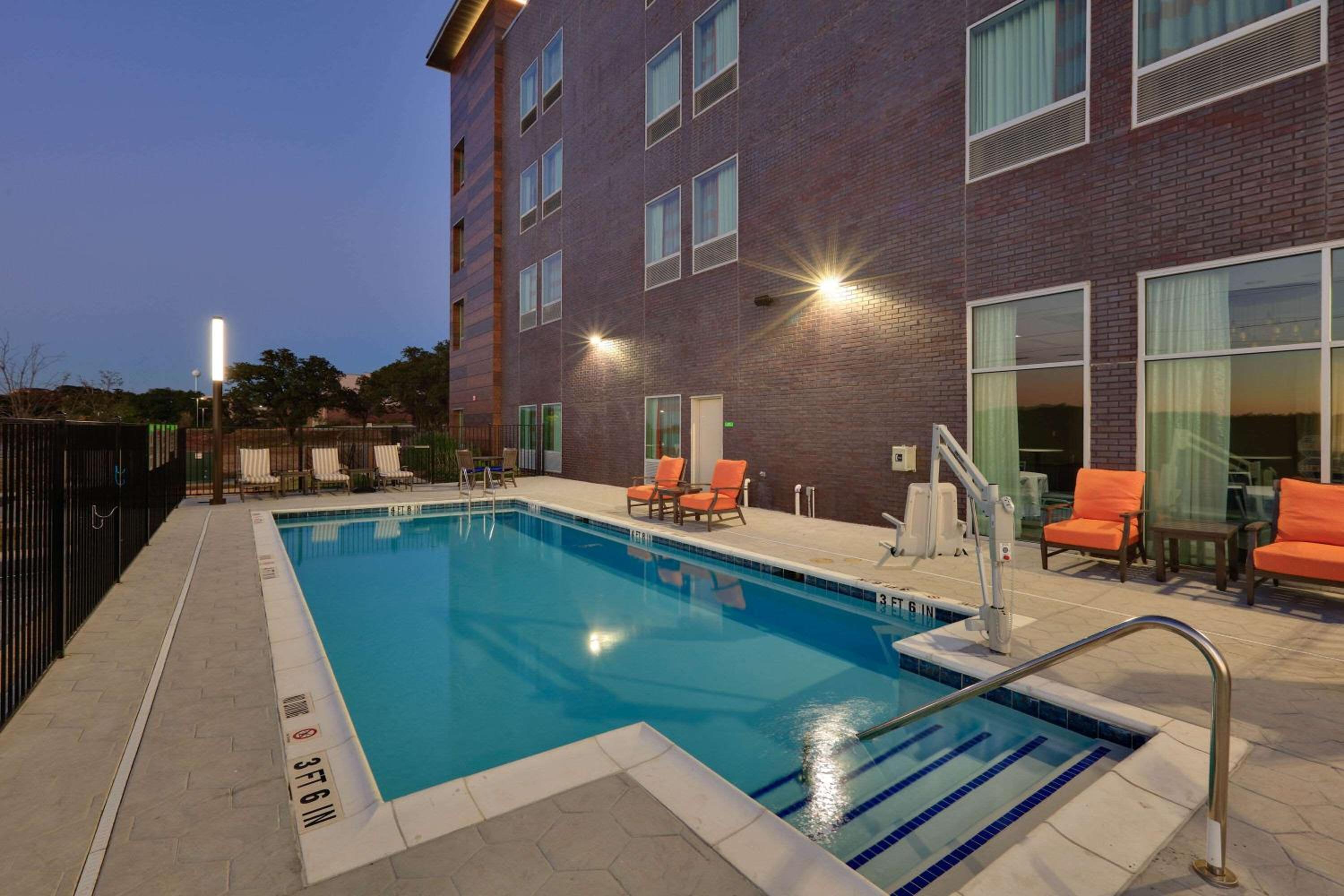 La Quinta Inn Suites by Wyndham Lakeway - Property Image 35