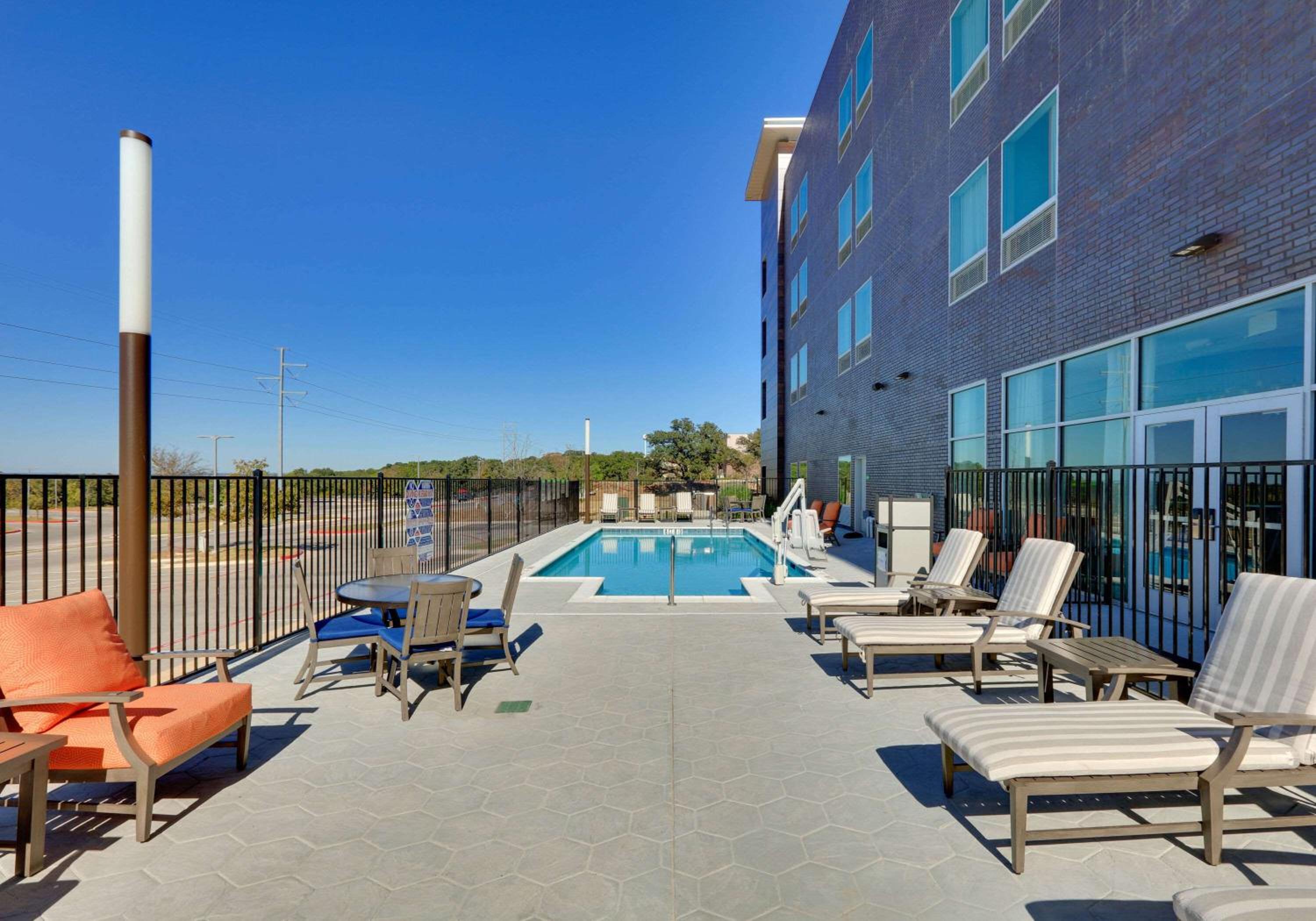 La Quinta Inn Suites by Wyndham Lakeway - Property Image 48