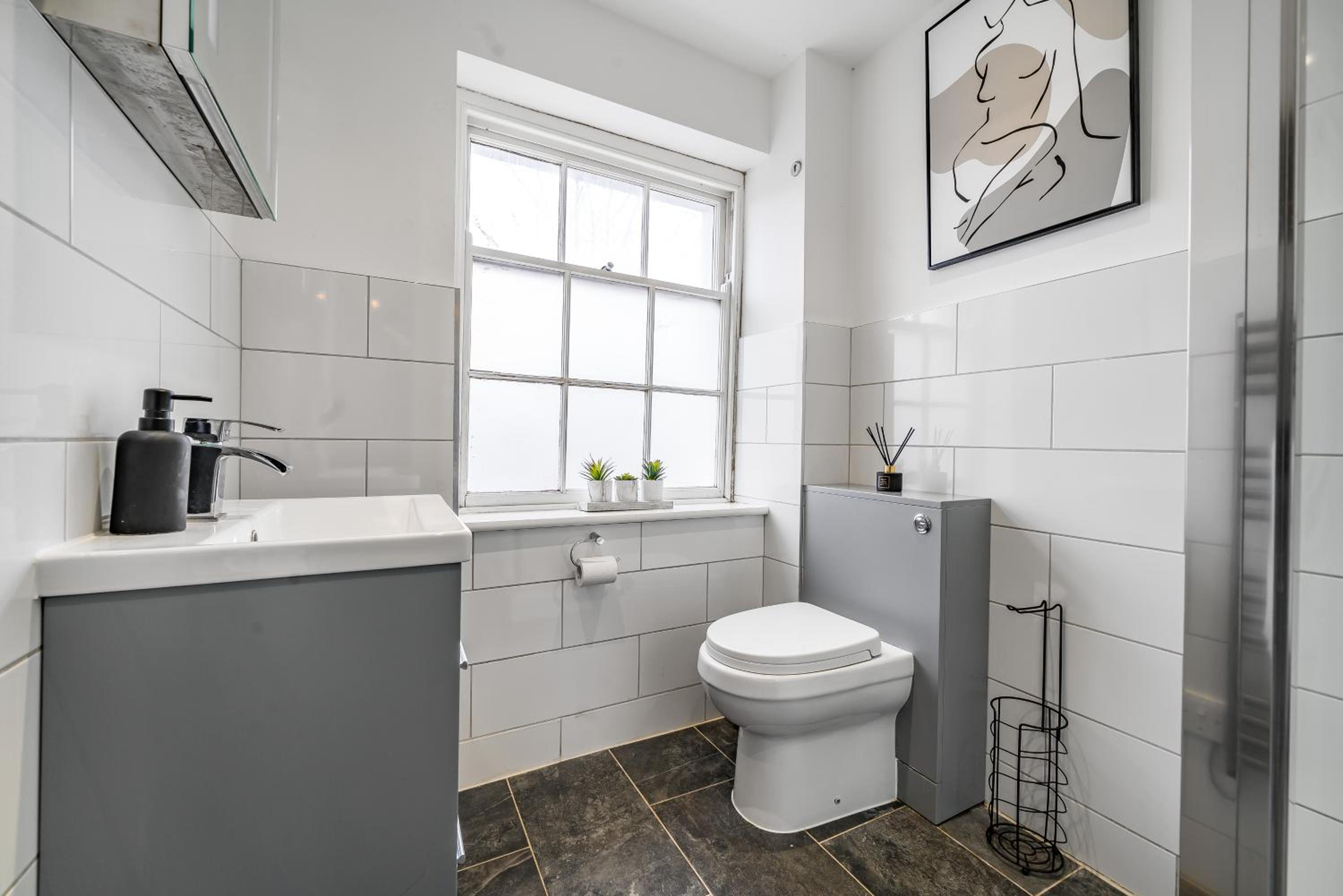 Modern, City Centre -2 Bedroom Apartments view 3