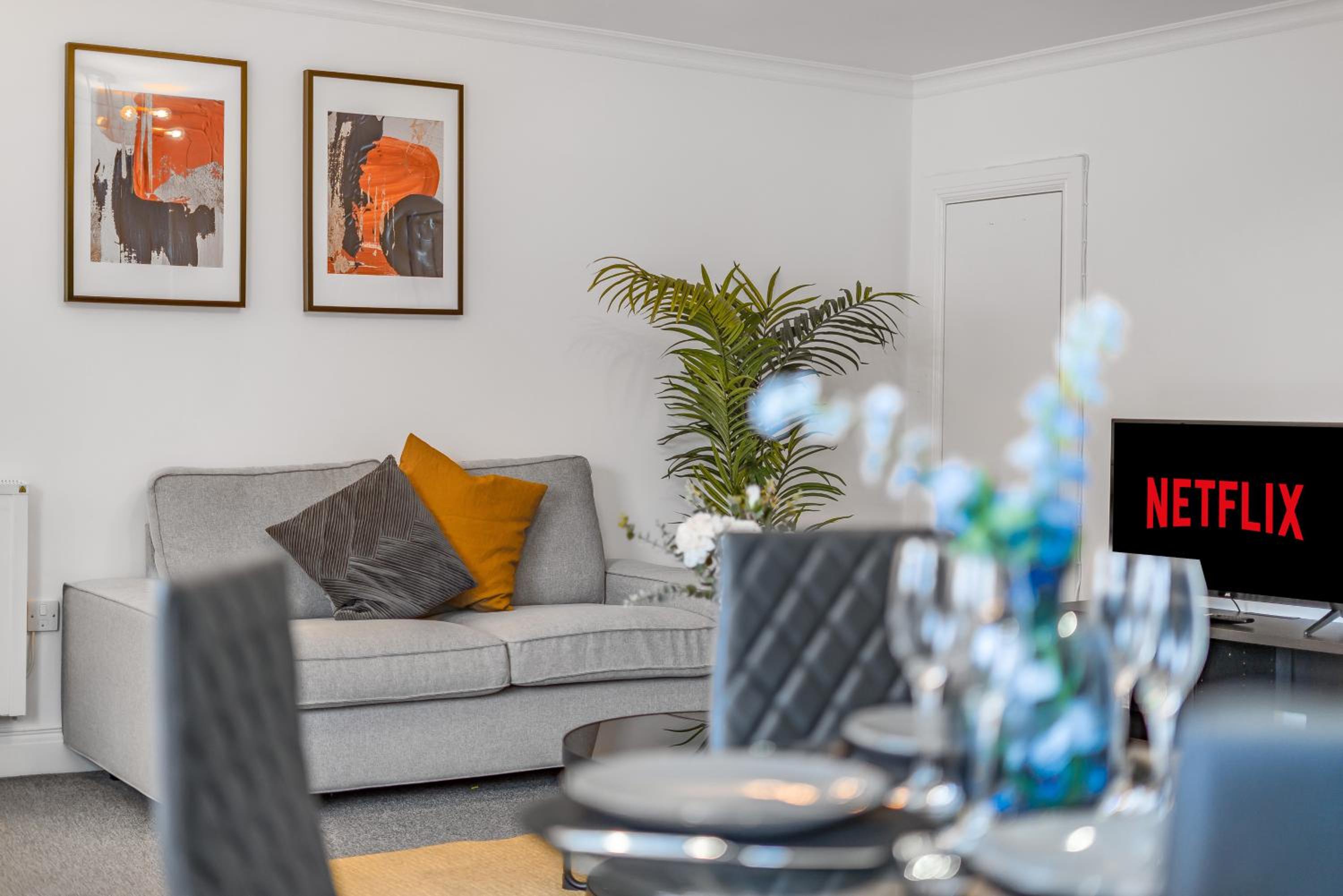 Modern, City Centre -2 Bedroom Apartments view 2