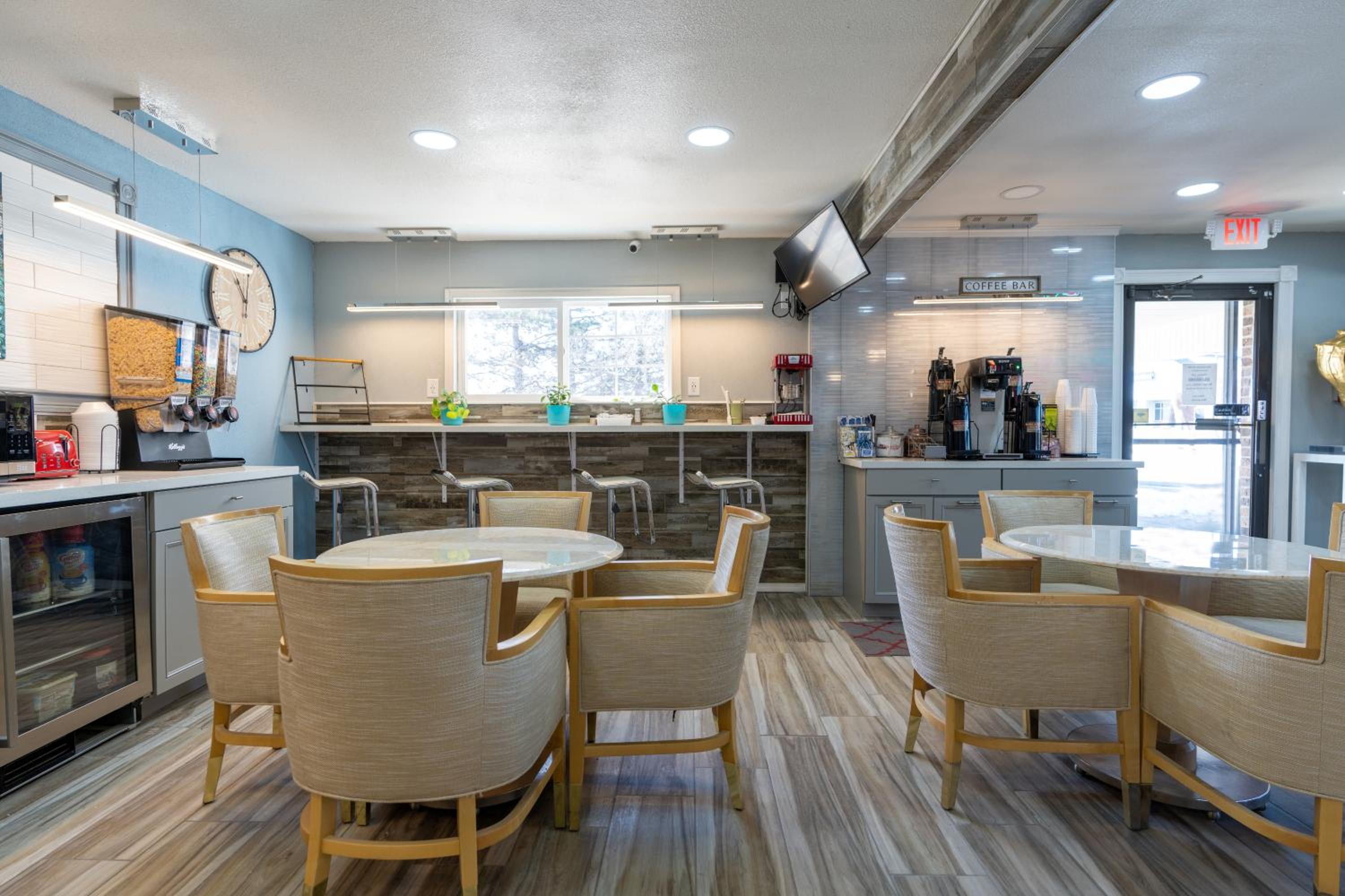 Dragonfly Inn & Suites