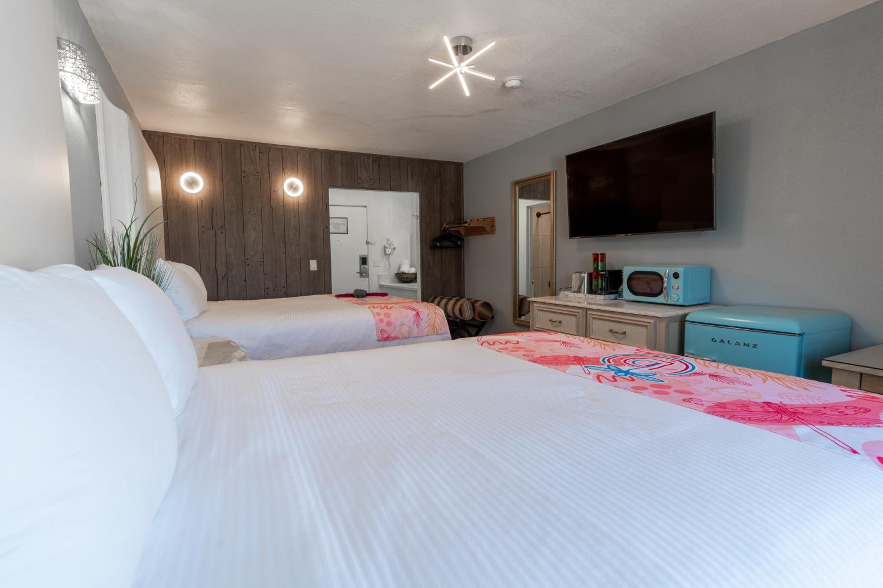 Dragonfly Inn & Suites