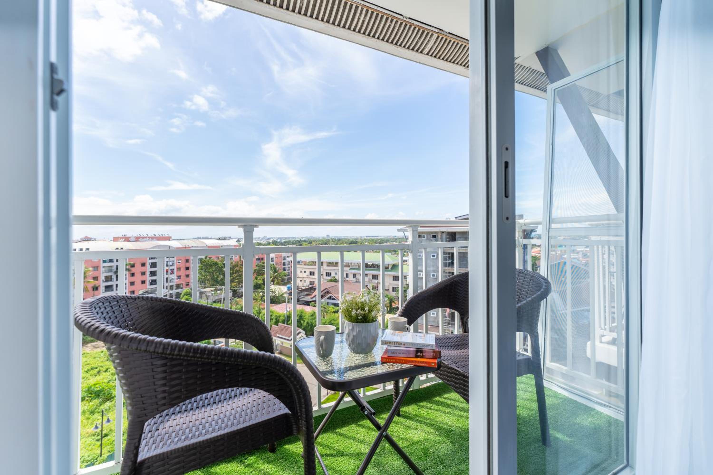 732 Express Condotel, 3 Minutes to Airport, with Gym & Pool FAST WI-FI, Free Netflix view 5