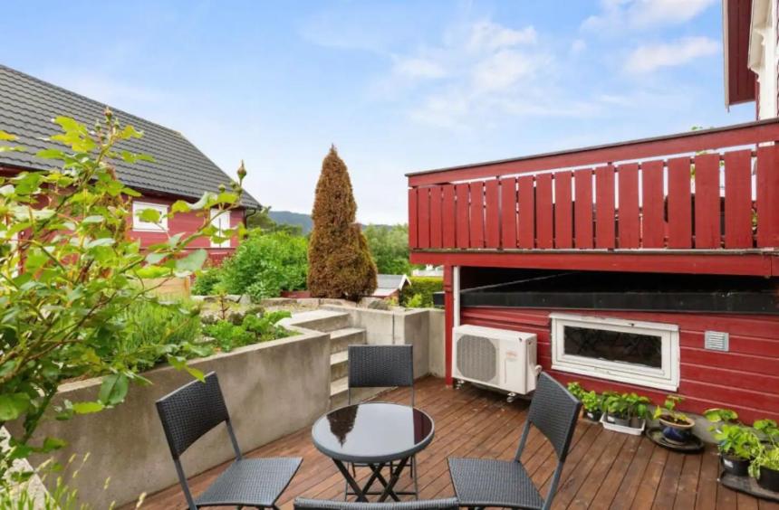 Leilighet med gratis parkering og WiFi view 2