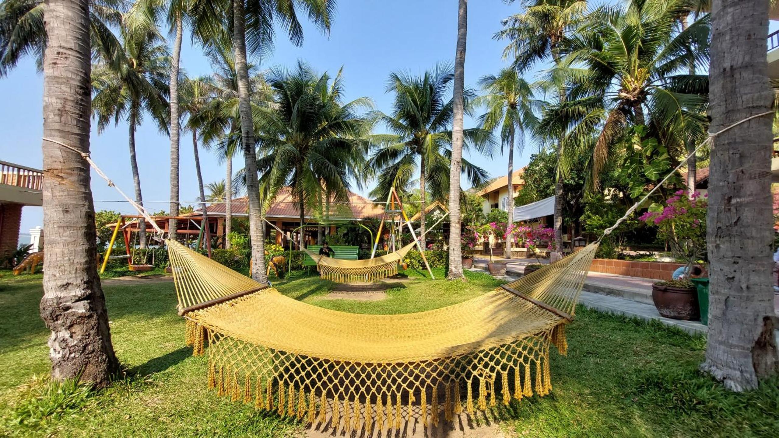 Hon Rom Central Beach Resort