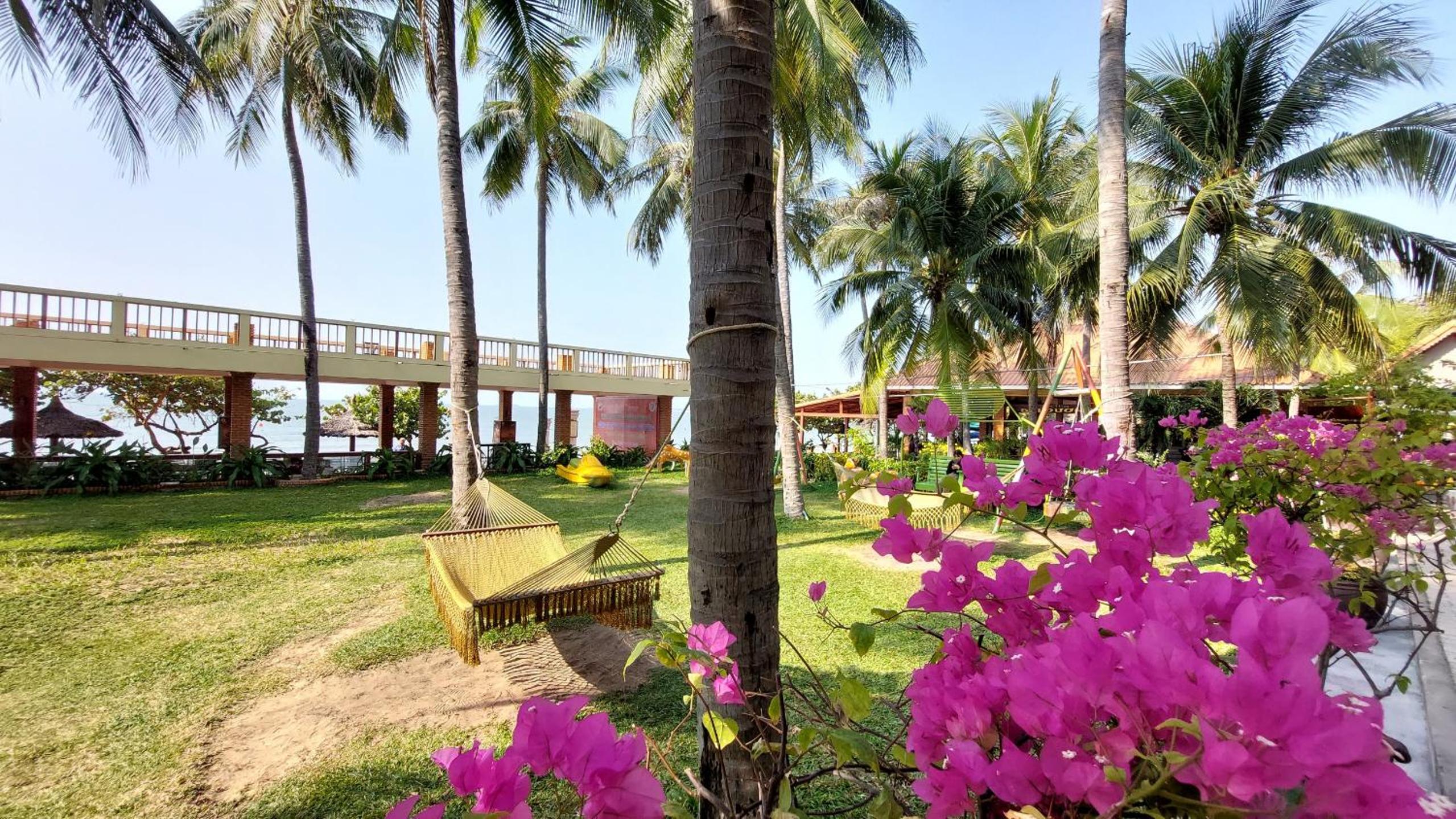 Hon Rom Central Beach Resort