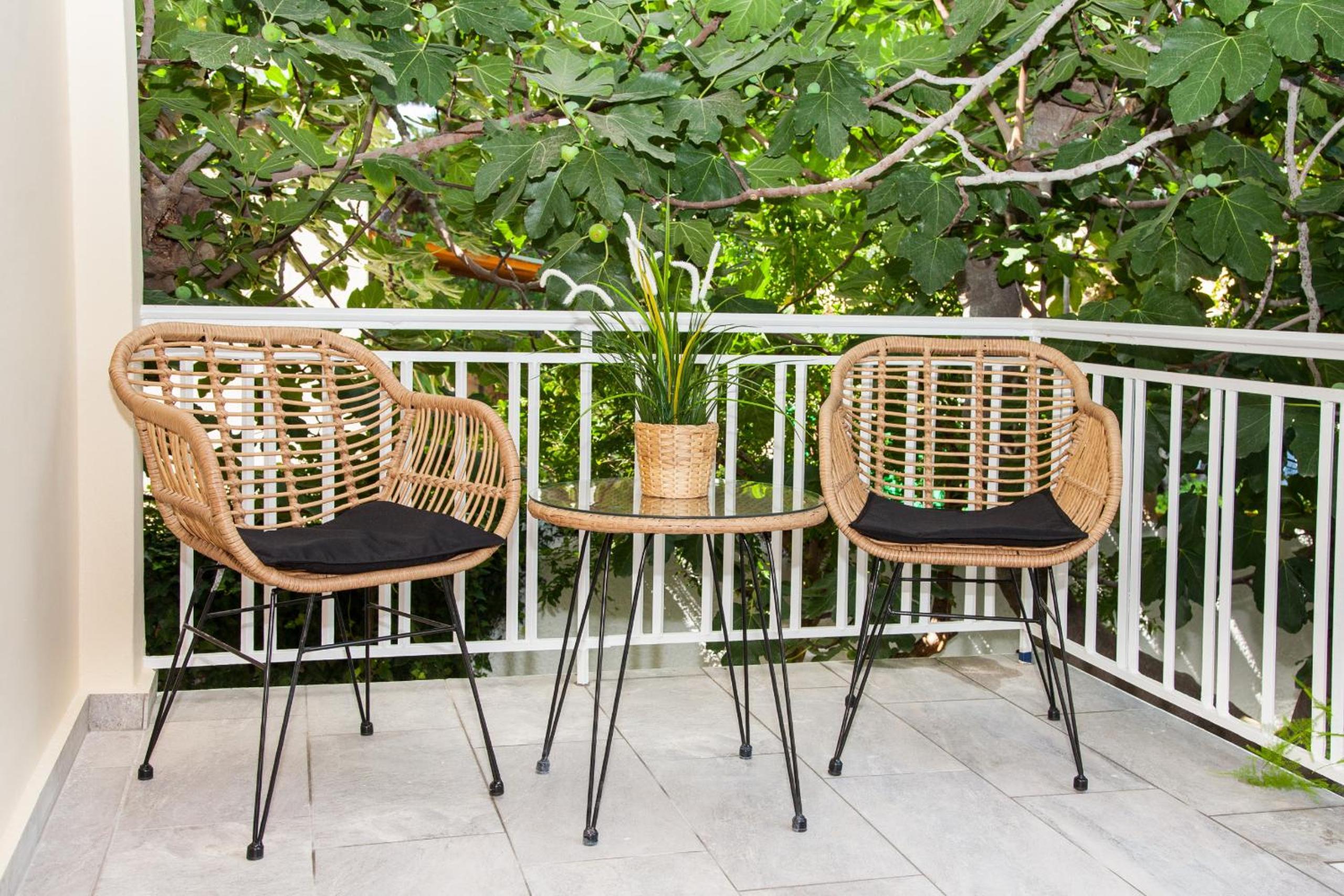 Sunny and minimal apt in Glyfada with 3 bdrm
