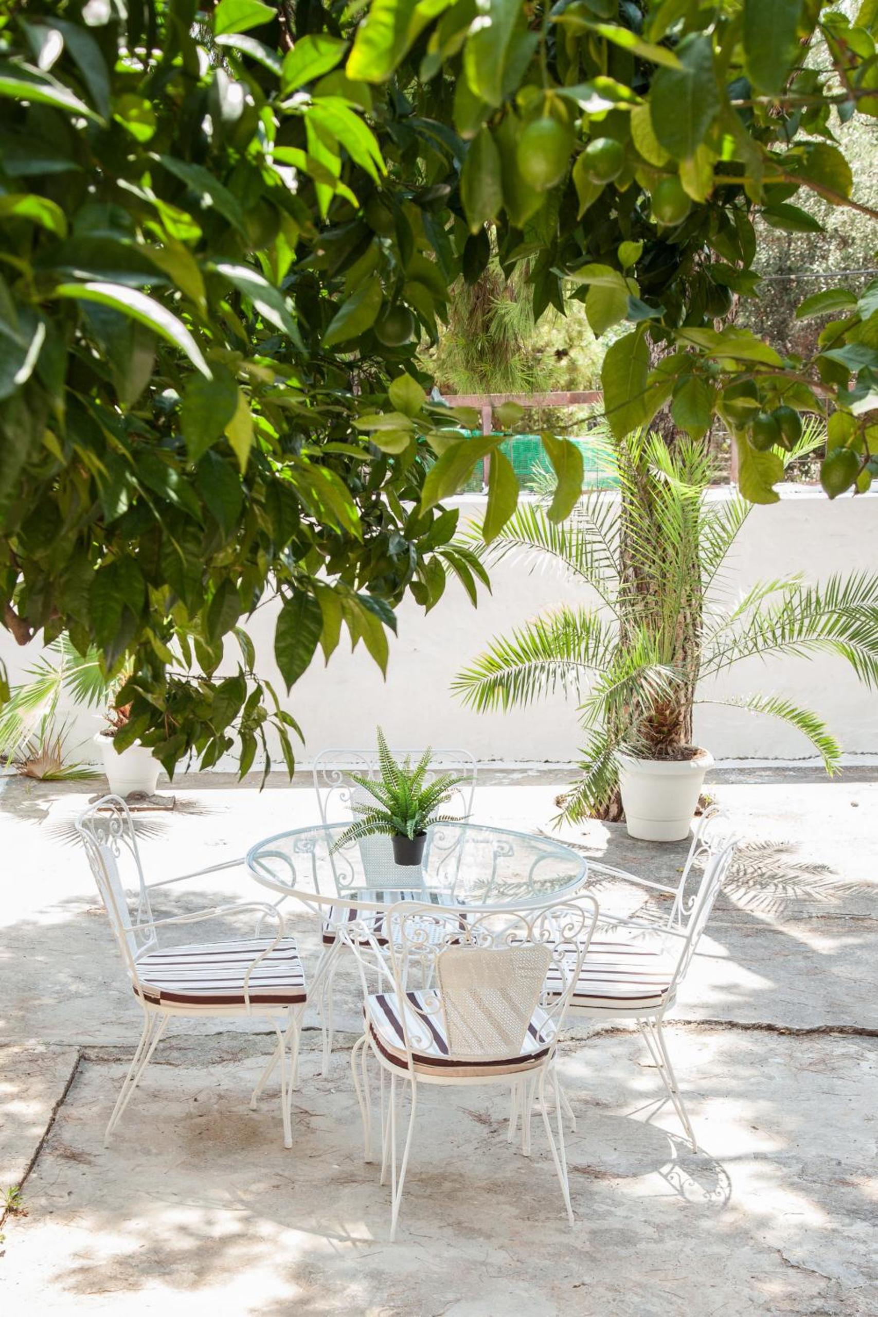 Sunny and minimal apt in Glyfada with 3 bdrm