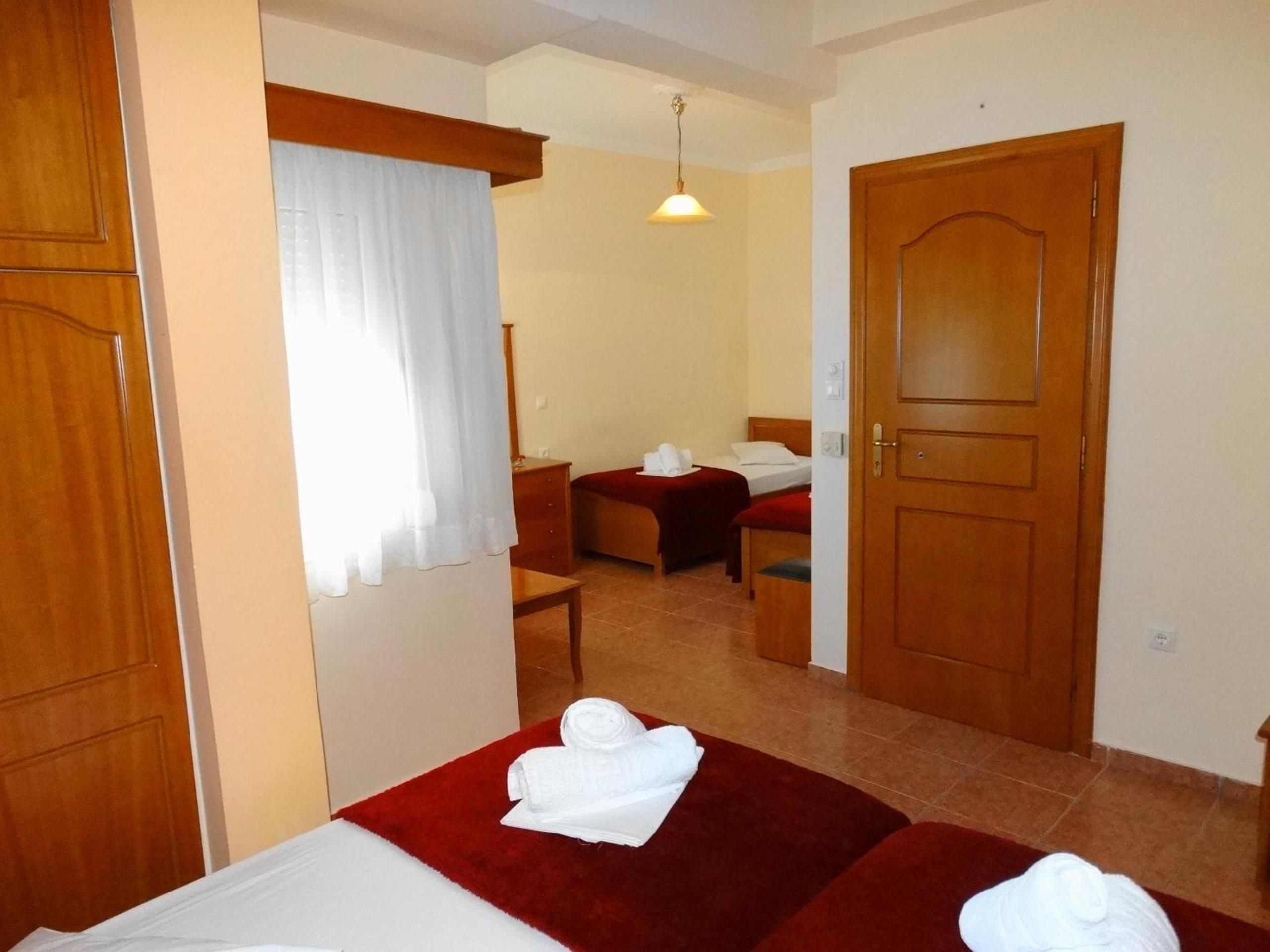 Faros II en Piraeus — hotel room