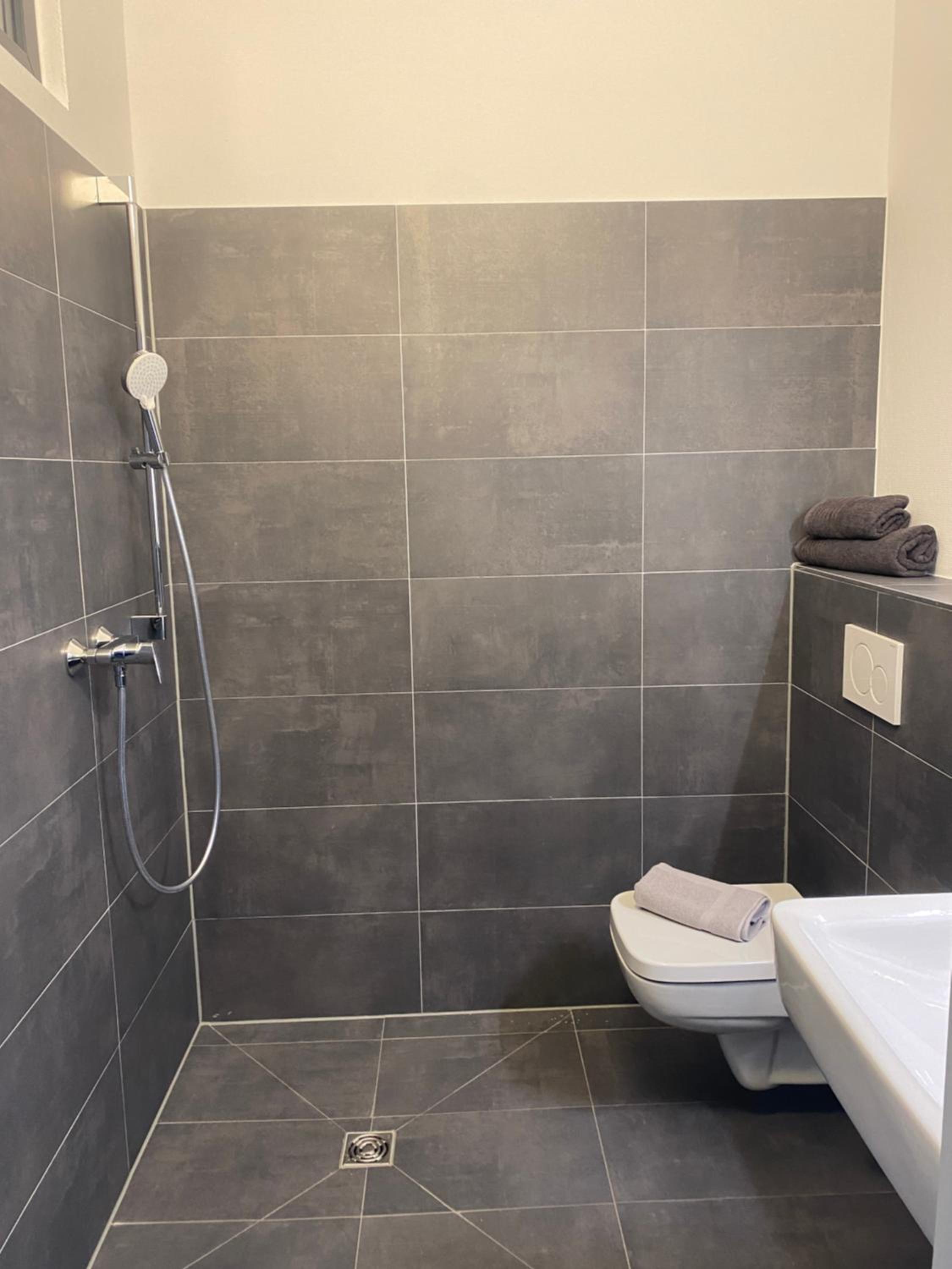 BIELEFELD CITY APARTMENTS - komfortable Einzelzimmer und Doppelzimmer - moderne Badezimmer, schnelles WLAN, Self-Check-In