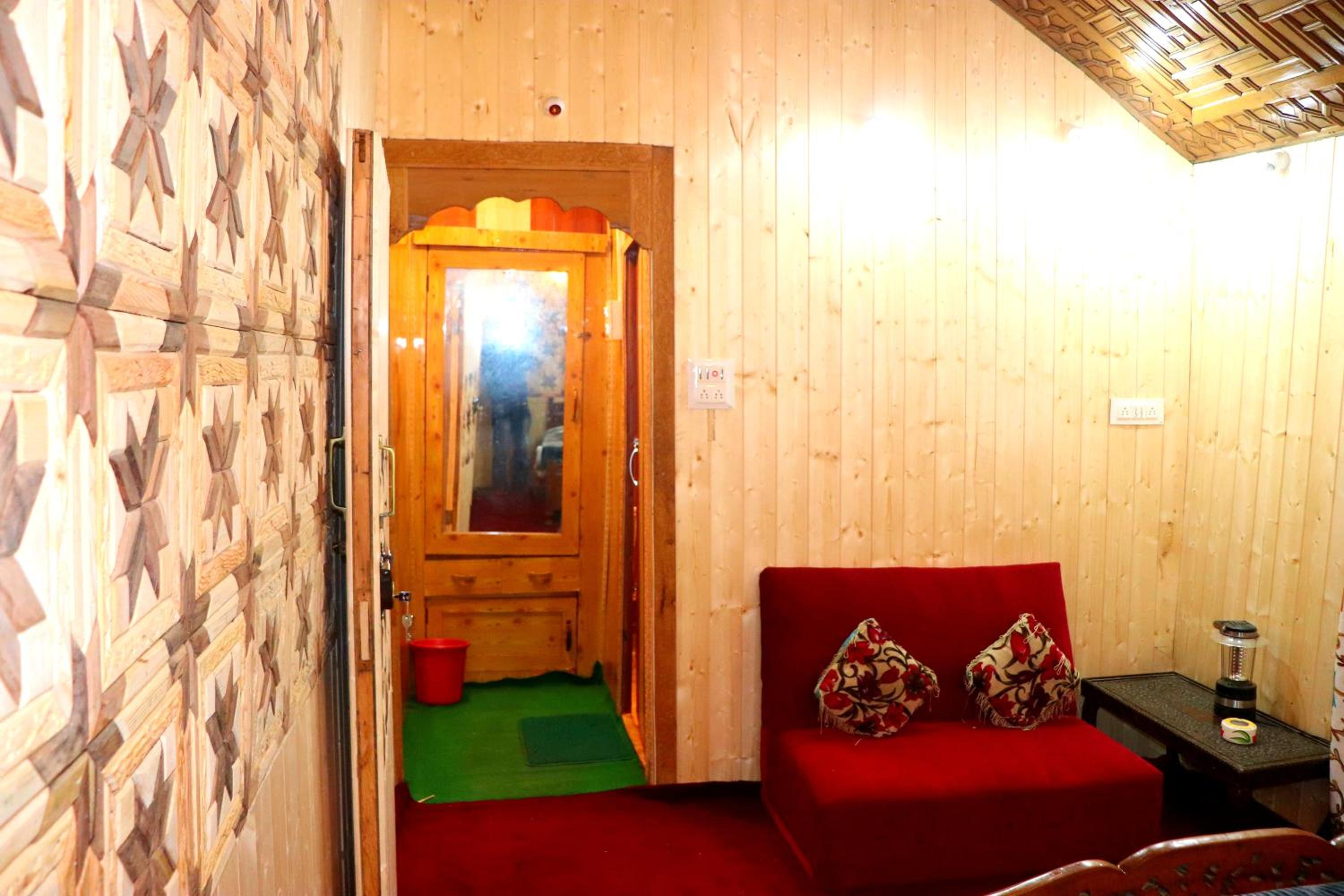 House Boat New Pala Palace