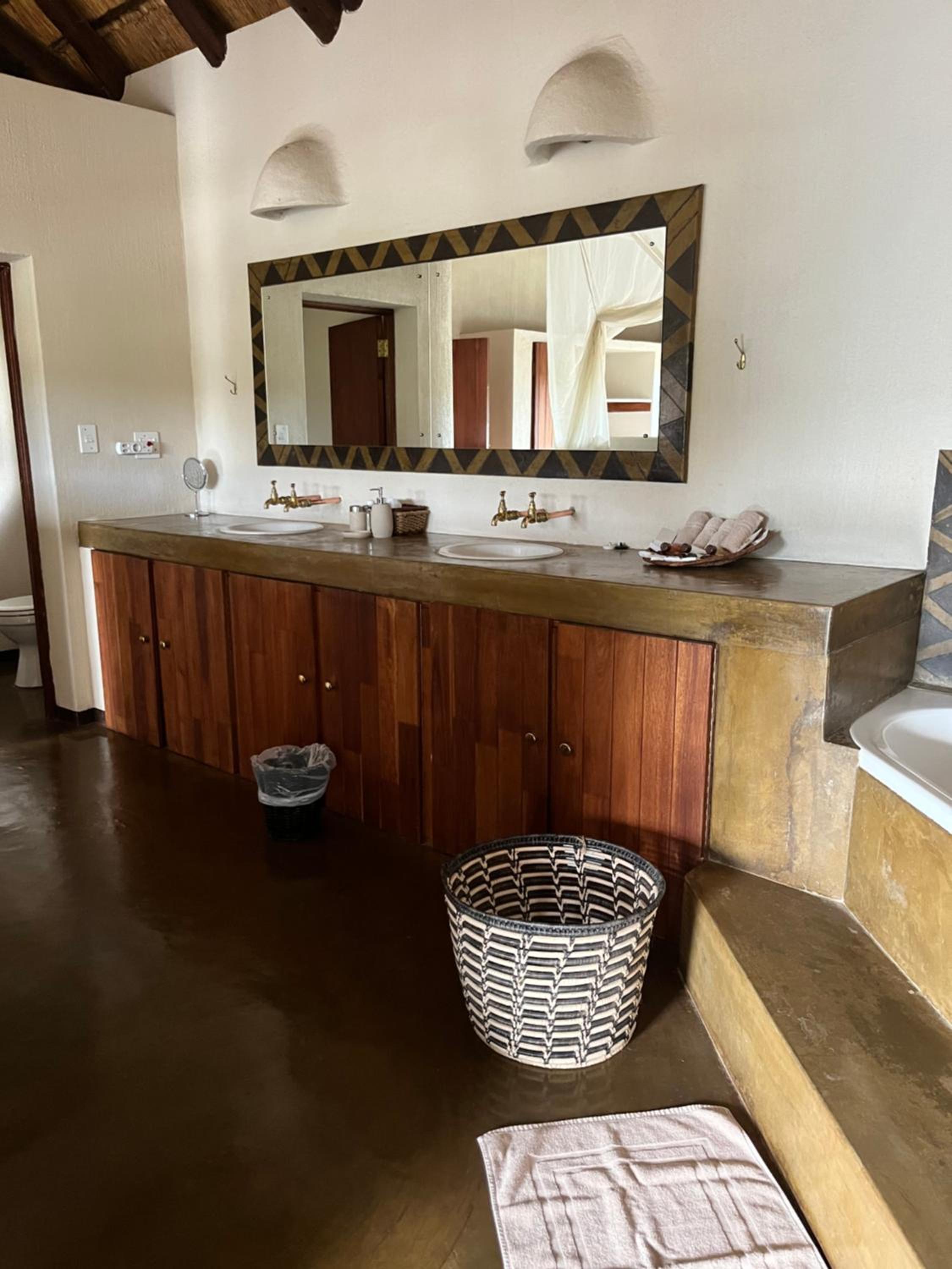 Nyati Safari Lodge
