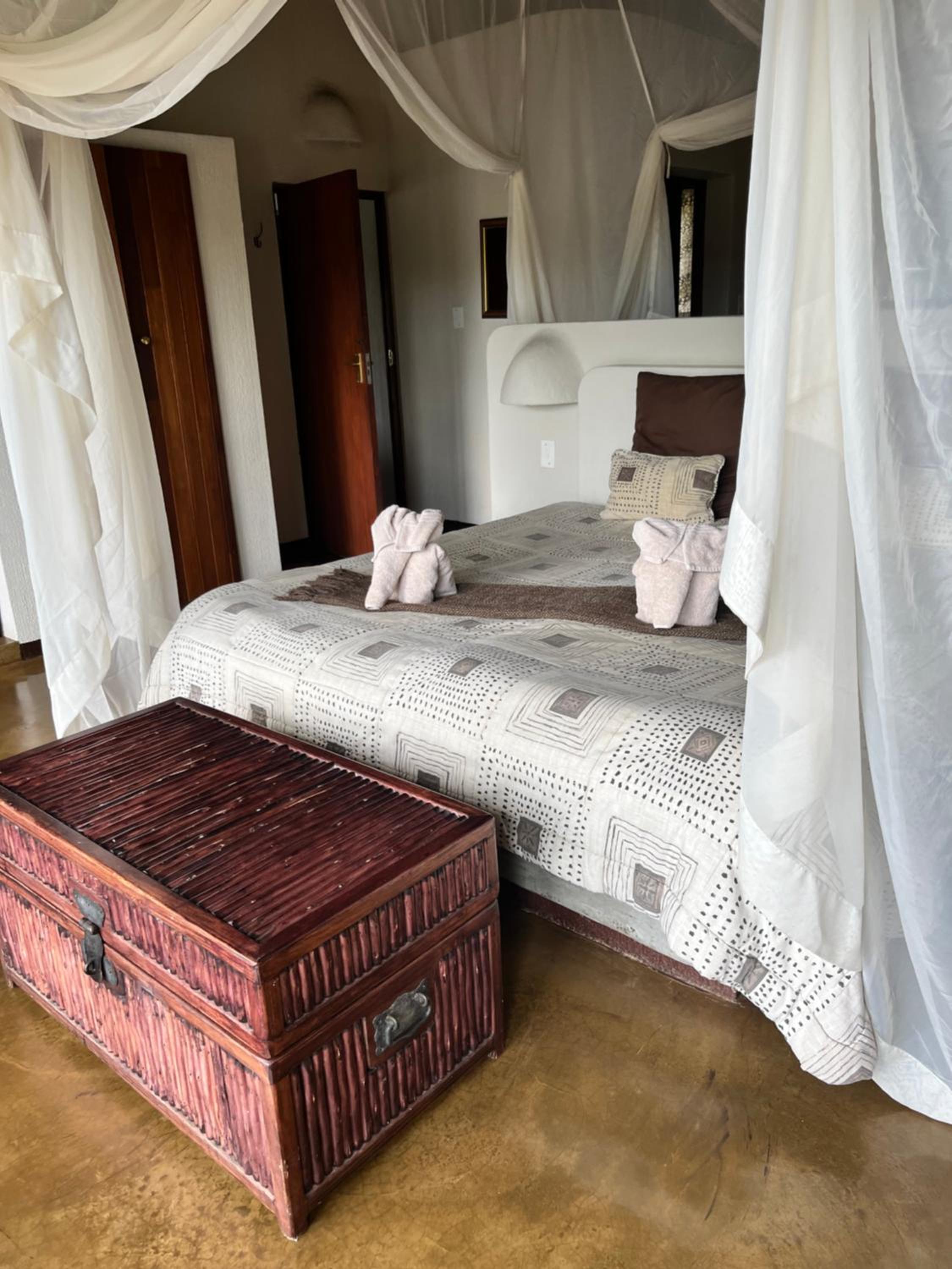 Nyati Safari Lodge