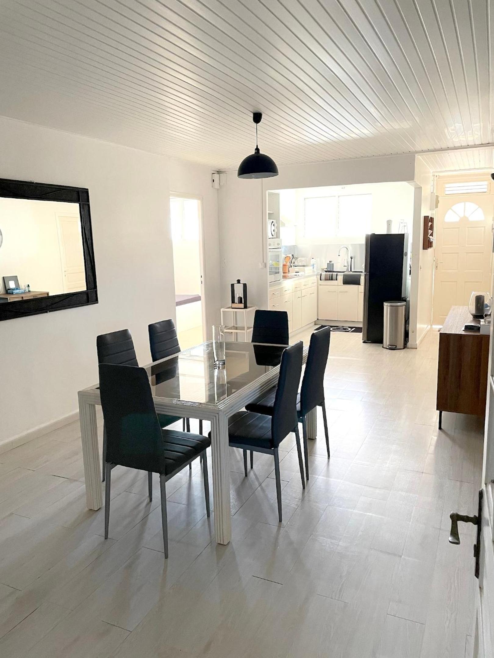 Appartement spacieux Fort de France avec balcon et parking view 3