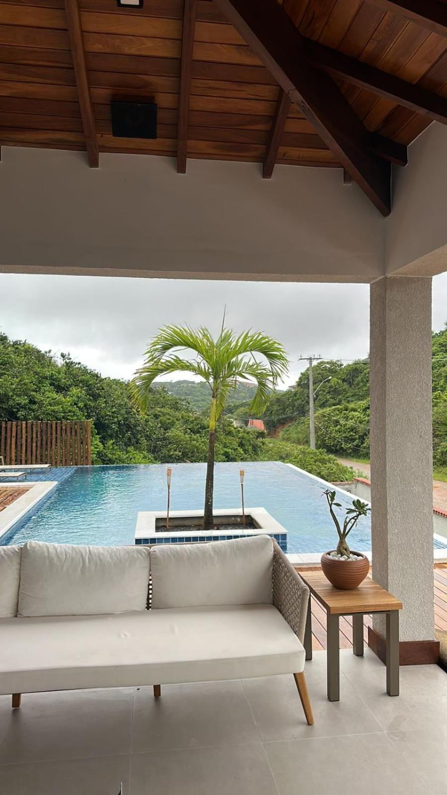 Casa alto padrão a 100 metros da praia brava