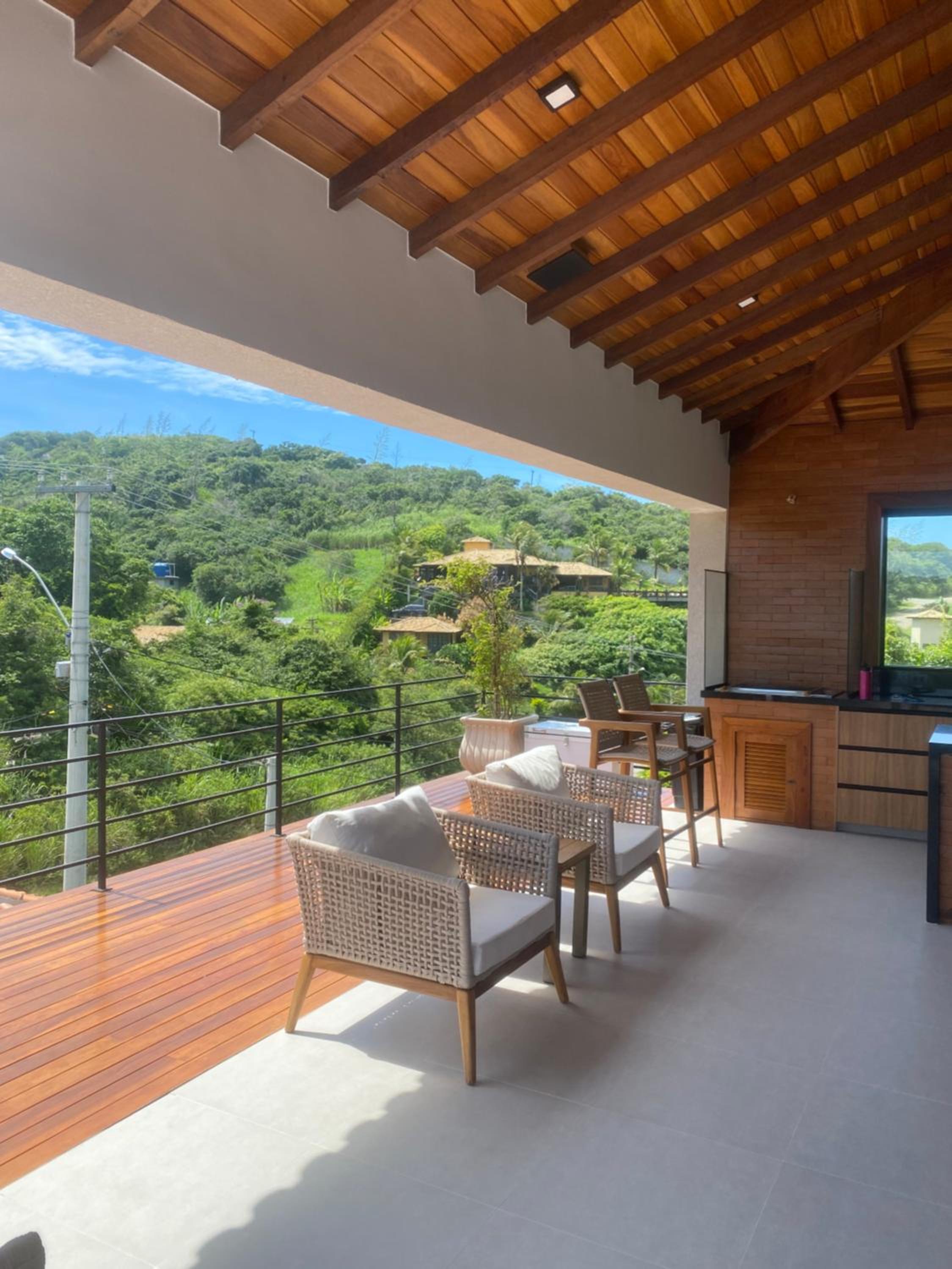 Casa alto padrão a 100 metros da praia brava