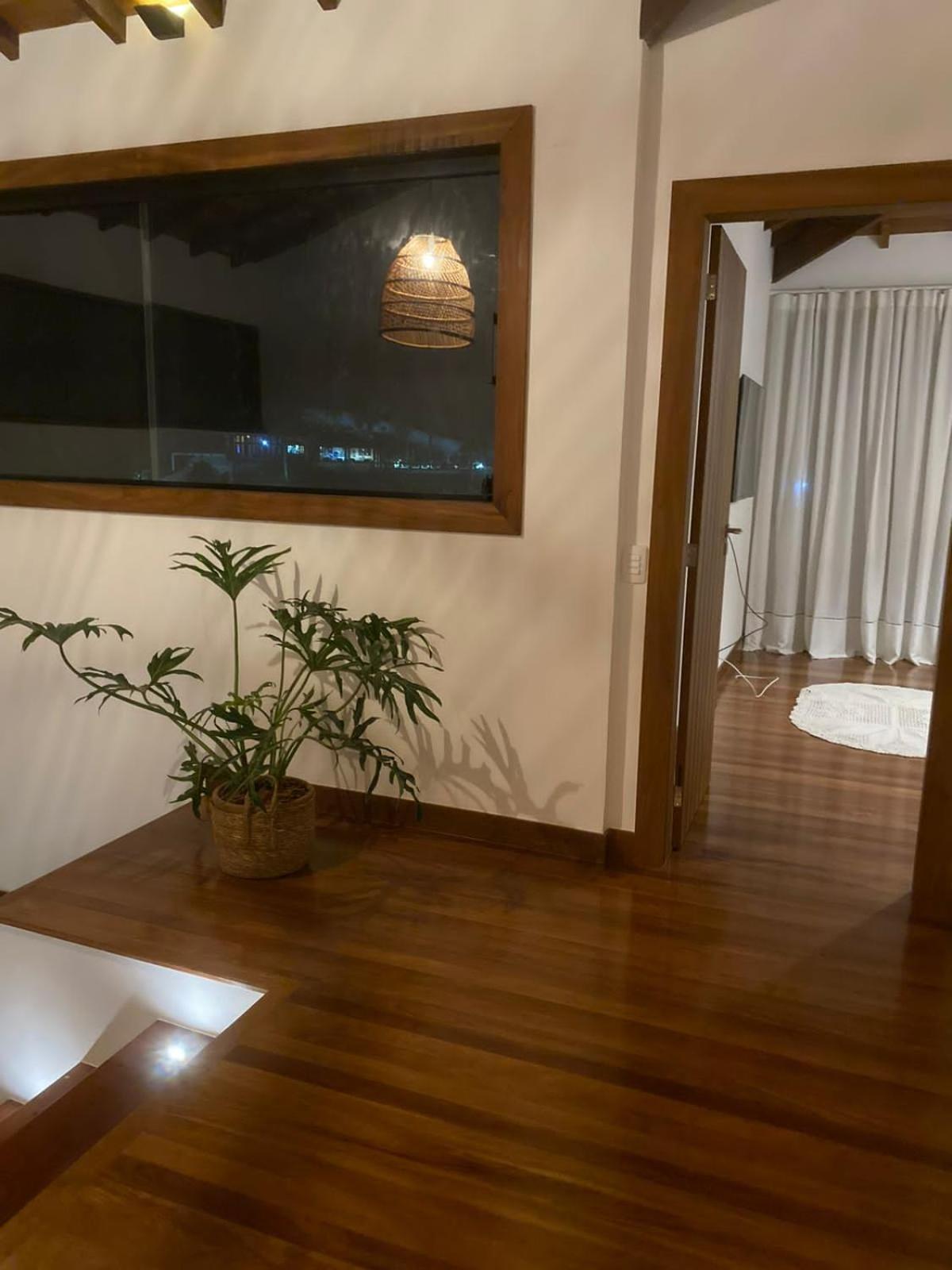 Casa alto padrão a 100 metros da praia brava